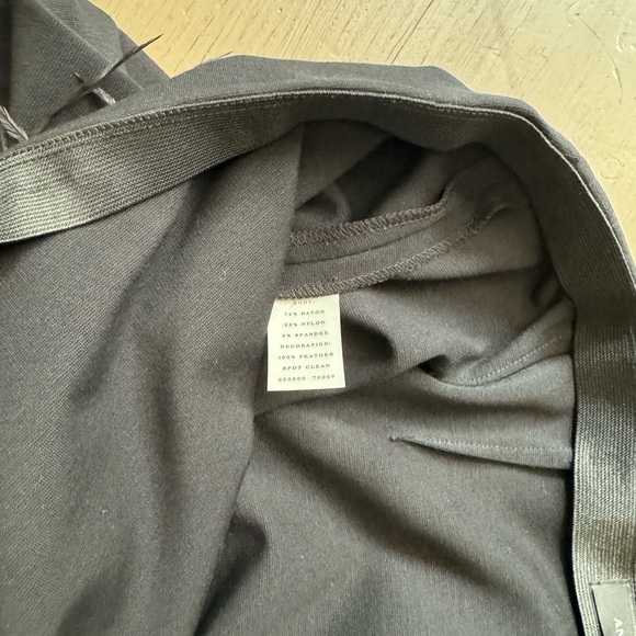 🌟Ann Taylor black skirt w/ ostrich feathers. Size 2- holiday/ new years - Picture 4 of 5